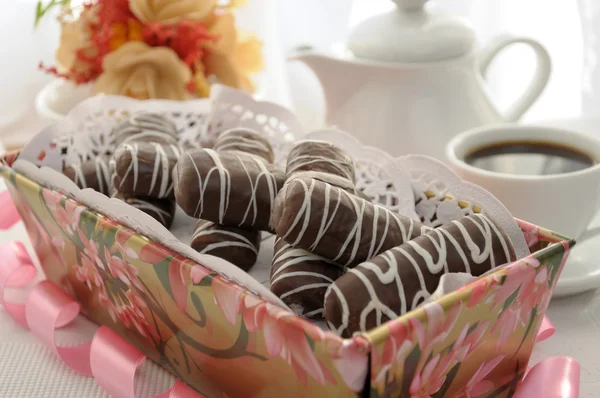 Turtă dulce cu ciocolată într-o cutie cu — Fotografie, imagine de stoc