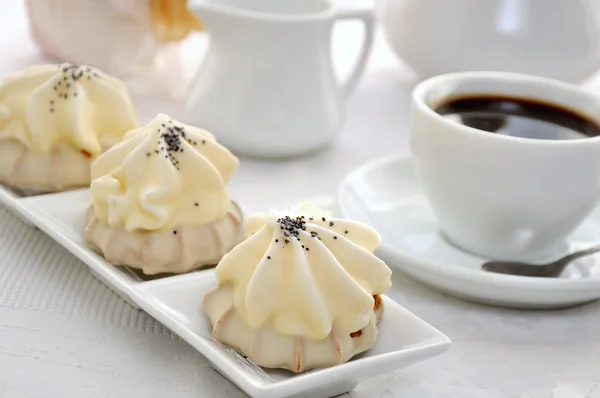 Cookies with zefirnoy filling in milk glaze — Stock Photo, Image