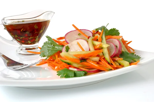 Salat mit Karotten, Gurken und Rettich — Stockfoto