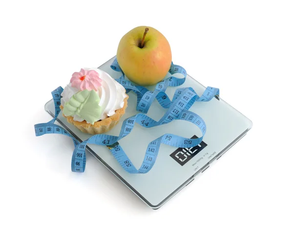蛋糕和苹果上的秤测量带绕包 — 图库照片