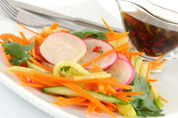 Salade met wortel, komkommer en radijs — Stockfoto