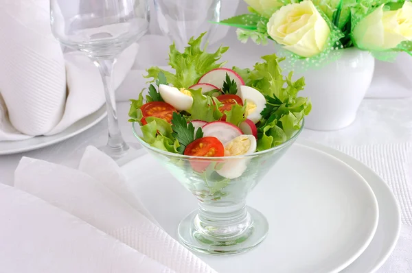Salad of summer vegetables with quail eggs — Stock Photo, Image
