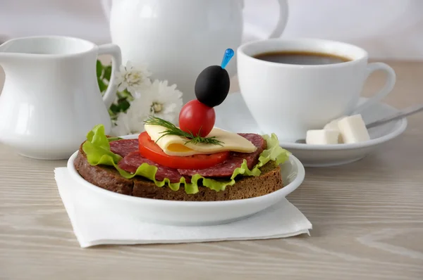 Sandwich avec une tasse de café et de lait — Photo