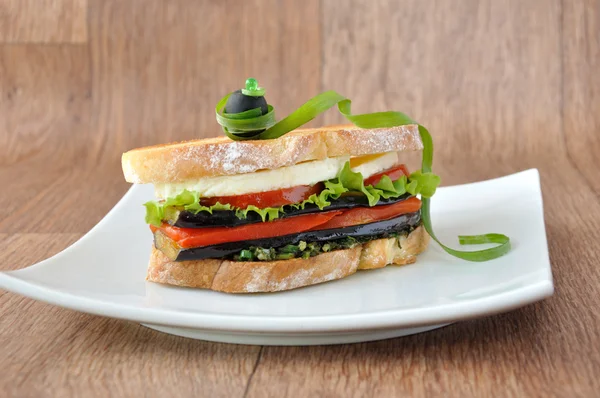 Sanduíche com berinjela, tomate, pimentão e queijo — Fotografia de Stock