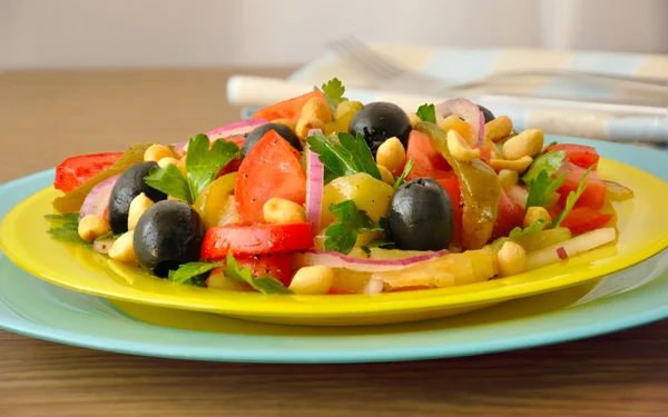 Salad of roasted peppers with tomato, peanuts and olives — Stock Photo, Image