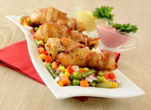 Gamba di pollo arrosto avvolta nella pancetta con verdure — Foto Stock