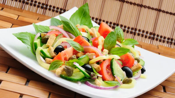 Zeleninový salát s bazalkou — Stock fotografie