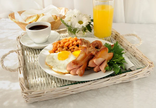 Petit déjeuner avec œufs brouillés et bacon — Photo