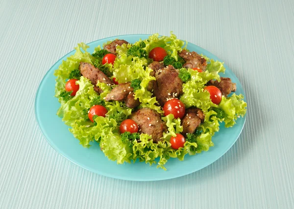 Grüner Salat mit Hühnerleber — Stockfoto