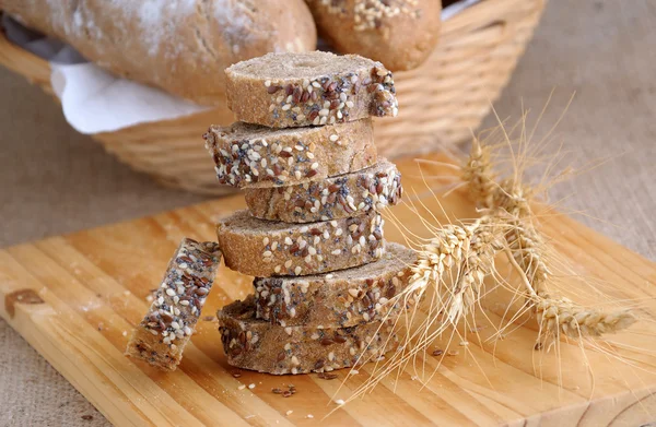 穀物とパンのスライスのスタック — ストック写真