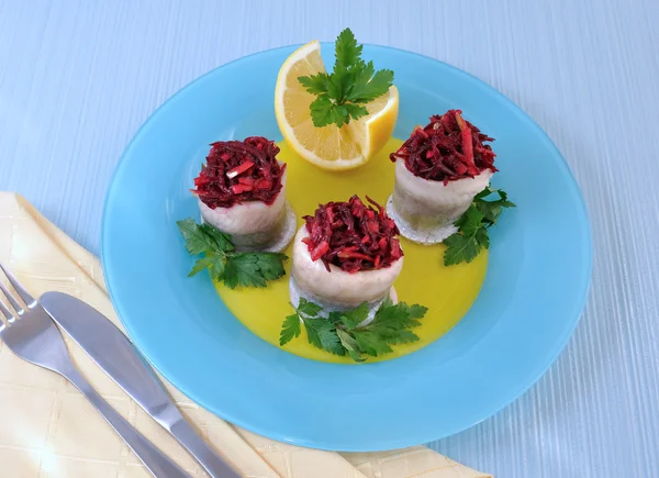 Herring fillet stuffed with beet-apple stuffing and lemon — Stock Photo, Image