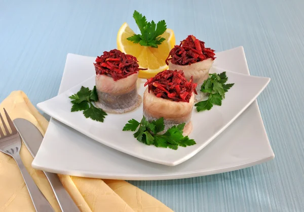 Rolls of herring with beetroot, apple stuffing — Stock Photo, Image