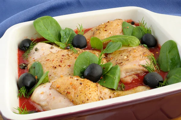 Kousky kuřecího masa v rajčatové omáčce s olivami; špenát a koření — Stock fotografie