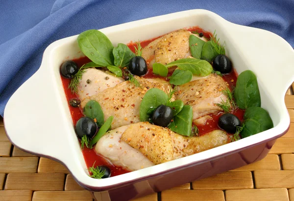 Kawałki kurczaka w sosie pomidorowym z oliwkami i szpinakiem — Zdjęcie stockowe