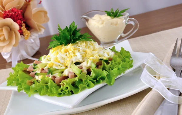Insalata con prosciutto, cetriolo, uovo sotto le patatine — Foto Stock