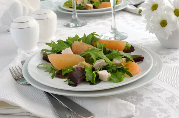 Chicken salad with grapefruit and a mixture of fresh salads — Stock Photo, Image