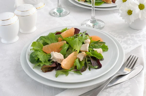 Salát mix čerstvý salát s kuřetem a grapefruity — Stock fotografie