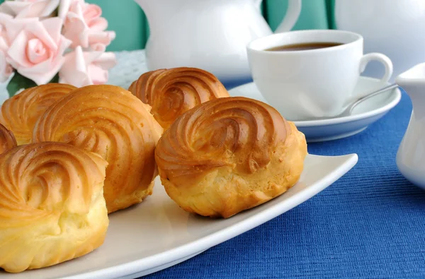 Eclairs med en kopp kaffe — Stockfoto