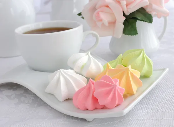 Een kopje koffie en koekjes meringue op een plaat — Stockfoto