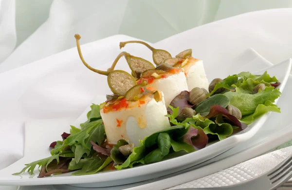Peynir ve Kapari tatlı ve ekşi sos ve antep fıstığı — Stok fotoğraf