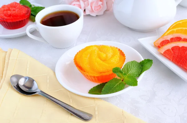 Чашка кофе и апельсиновое желе с ломтиками свежего апельсина — стоковое фото