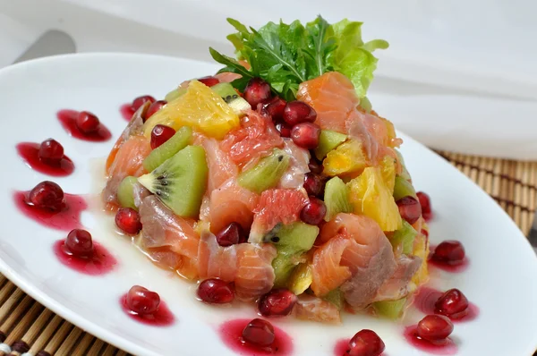 Lachssalat mit Früchten — Stockfoto