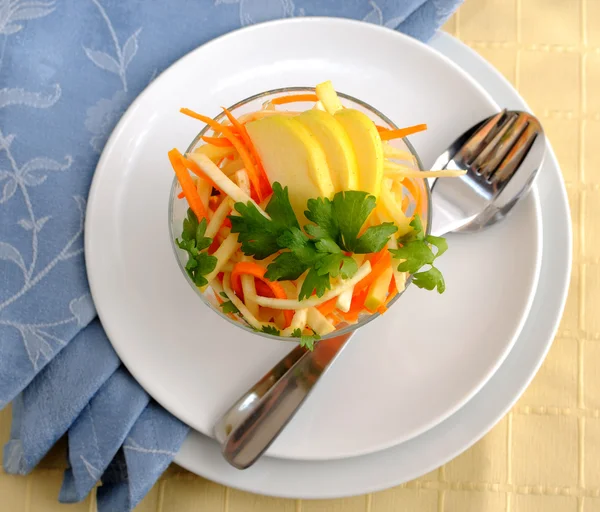 Selleri salat med gulerod og æble - Stock-foto
