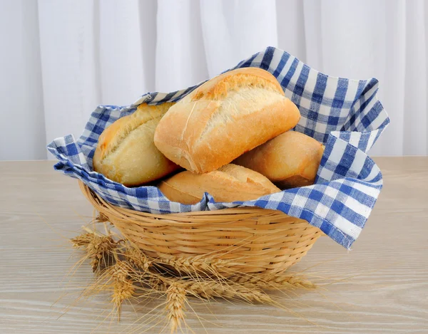 Свежий хлеб в корзине с салфеткой — стоковое фото