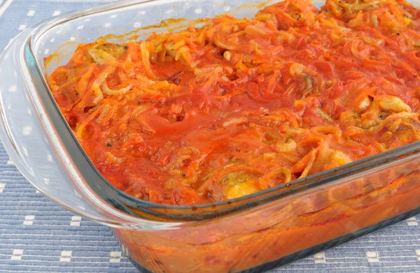 Запечённая рыба в томатном соусе с овощами — стоковое фото