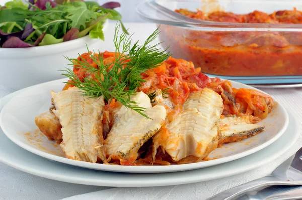 Ryba pieczona w sosie pomidorowym z warzywami — Zdjęcie stockowe