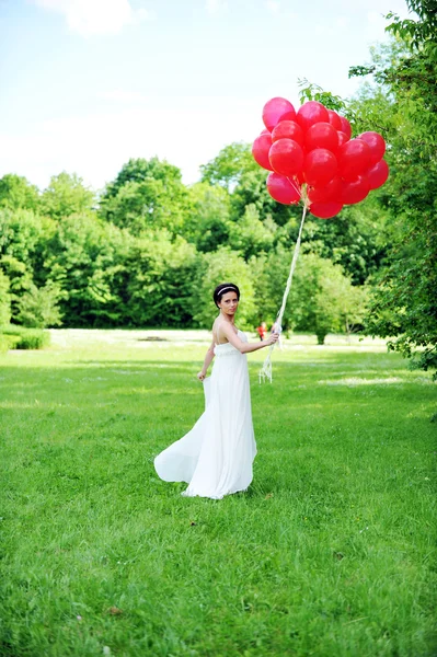 Невеста с воздушными шарами — стоковое фото