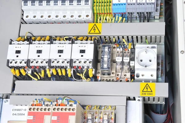 Panel med elektrisk utrustningπίνακα με Ηλεκτρολογία — Φωτογραφία Αρχείου