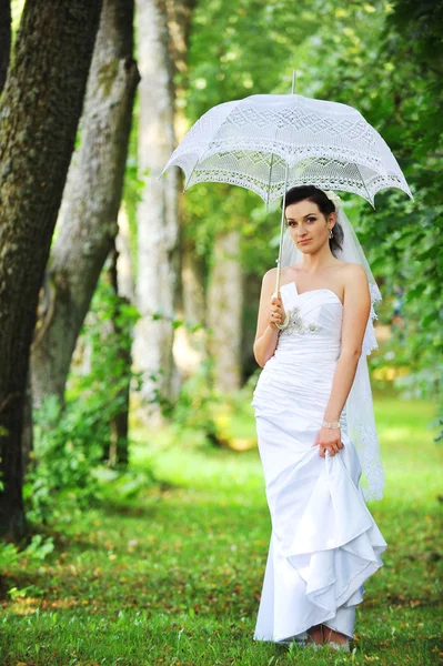 Nevěsta s deštníkem — Stock fotografie