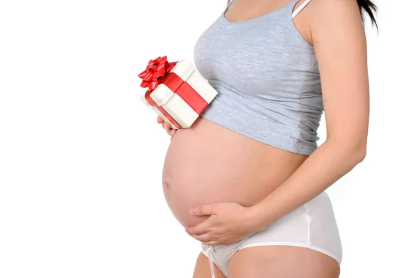 Mulher grávida com presente — Fotografia de Stock