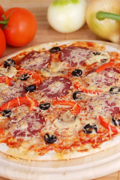 Pizza met tomaten — Stockfoto