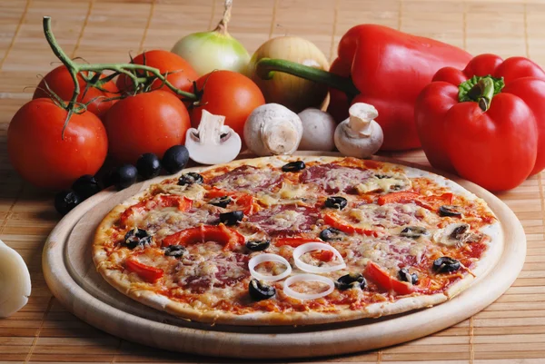 Pizza med tomater — Stockfoto