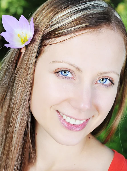 Young woman outdoor — Stock Photo, Image