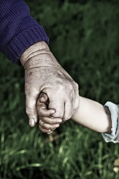 Avó segura mão de crianças — Fotografia de Stock