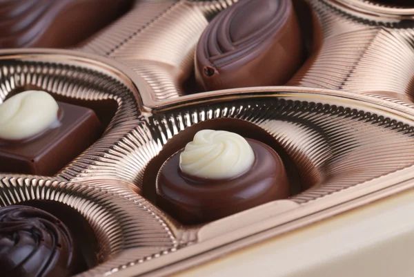 Chocolats en boîte de papier d'aluminium — Photo