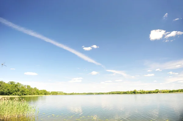 Acqua calma del lago — Foto Stock