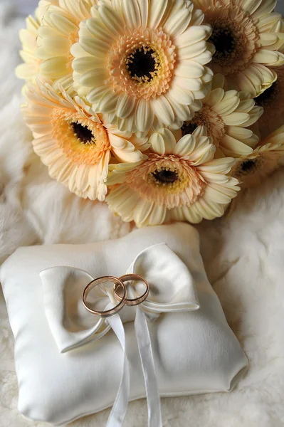Almofada com anéis de casamento — Fotografia de Stock