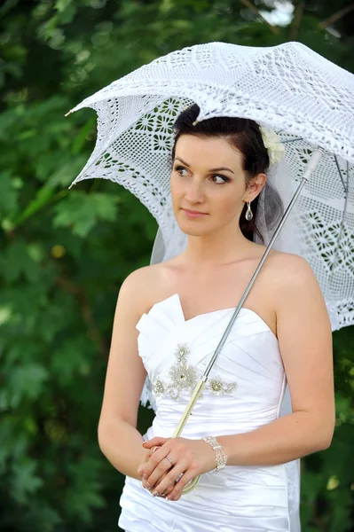 Braut mit Regenschirm — Stockfoto