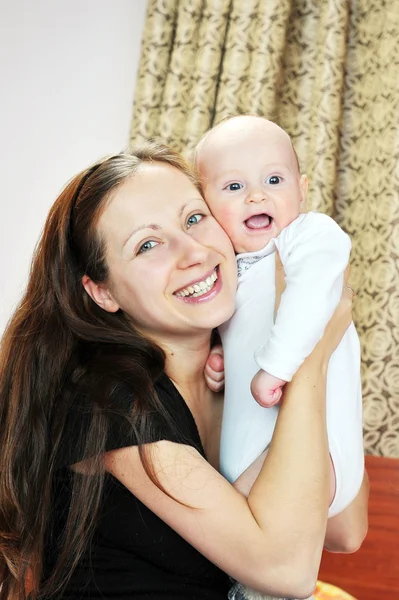 Baby mit Mutter — Stockfoto