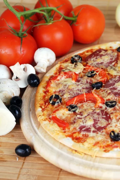 Taze pişmiş pizza — Stok fotoğraf