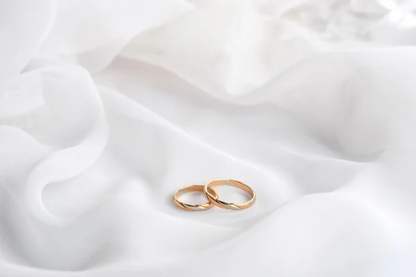 白色织物和结婚戒指 — Φωτογραφία Αρχείου