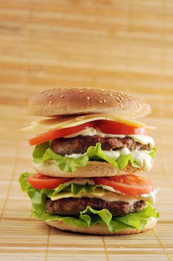 göğsü hamburger