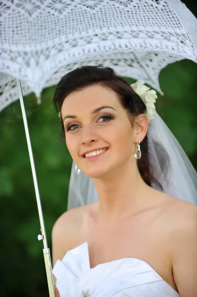 Bride with umbrella — Stock Photo, Image
