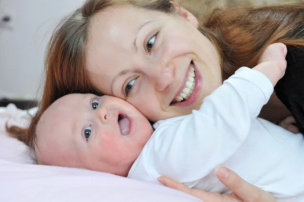 Bebé con madre —  Fotos de Stock
