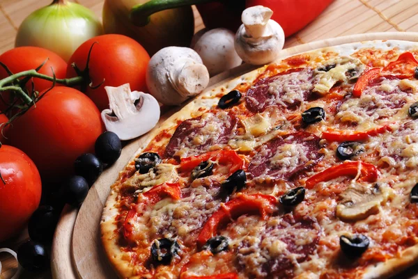 Pizza with tomatoes — Stock Photo, Image