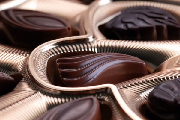 Шоколадні цукерки в коробці з фольги — стокове фото